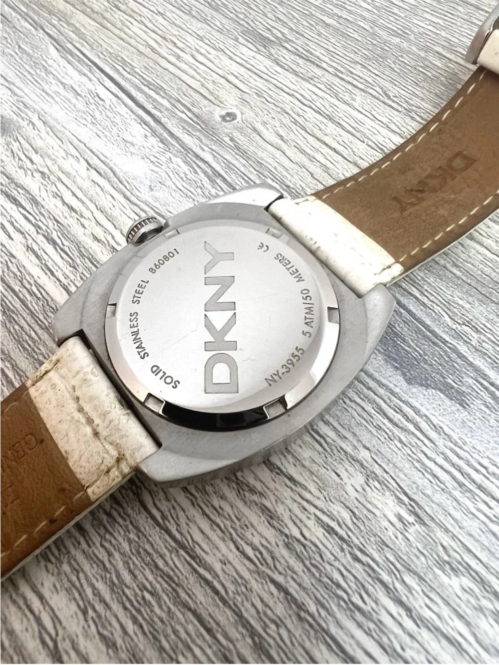 Dkny elegant watch